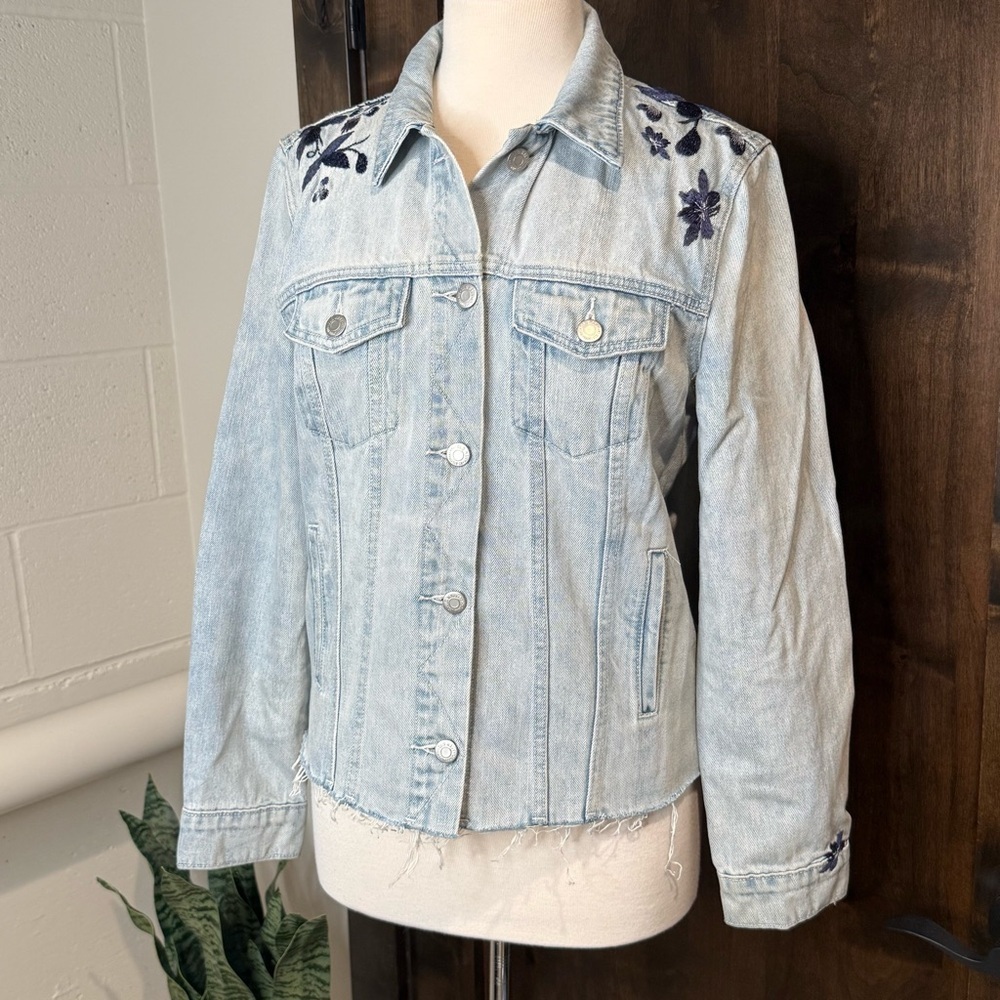 Old Navy Light Blue Denim Jacket with Floral Embroidery Size M